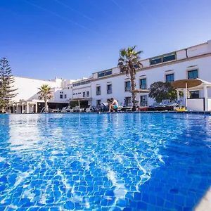 Des Iles 4* Szavíra